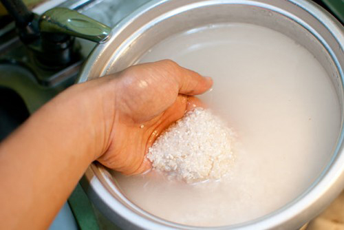 2 cách làm trắng răng bằng nước vo gạo đơn giản mà hiệu quả